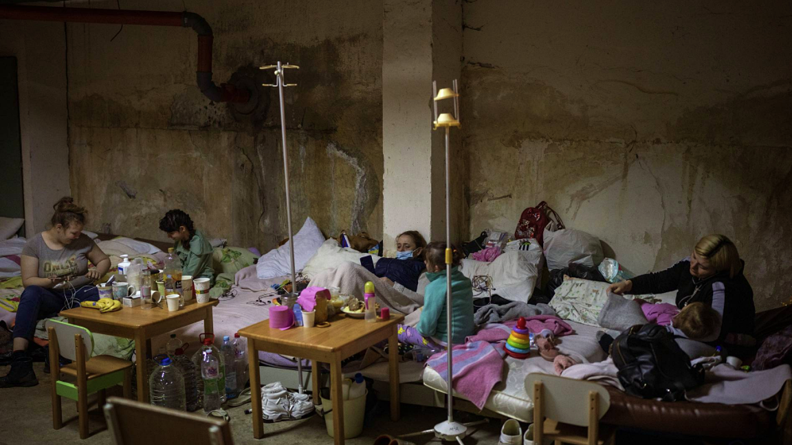 Niños enfermos, mujeres y sus recién nacidos se refugian en un refugio antiaéreo en el Hospital Infantil de Okhmadet en el centro de Kiev